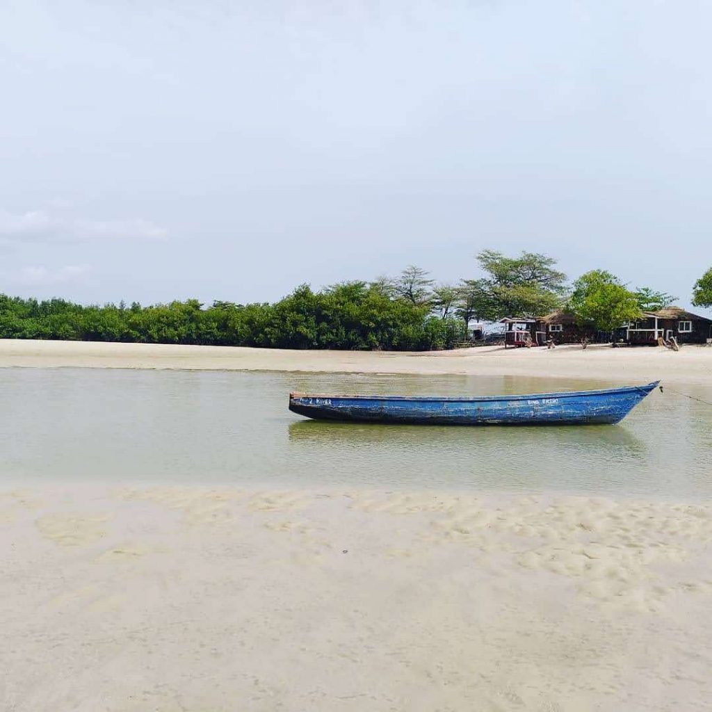 Holzboot in flachem Wasser