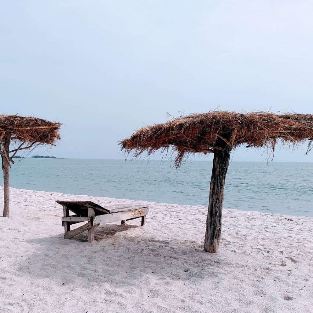 Strandliege oder Schirm am Meer