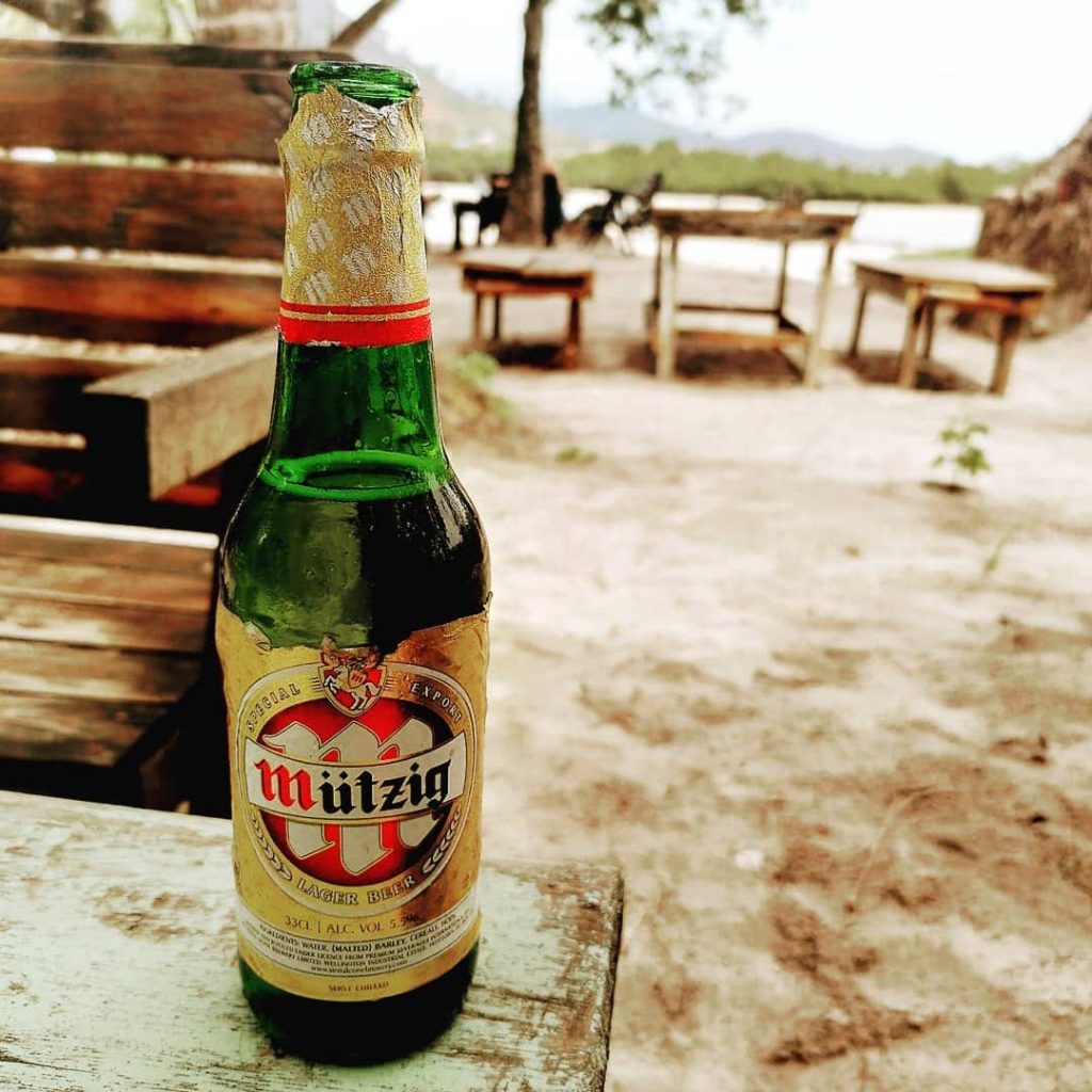 Bierflasche Marke Mützig am Strand